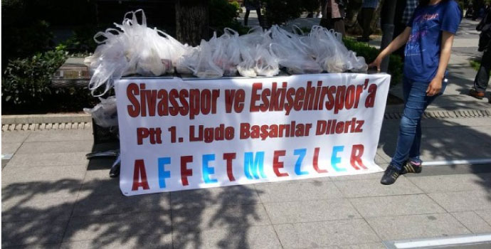 Affetmezler helva dağıttı