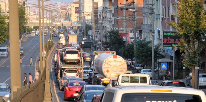 Akçaabat trafiği şimdiden kilitlendi