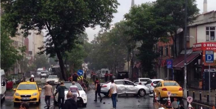 Beyazıt'ta çevik kuvvet aracına bombalı saldırı