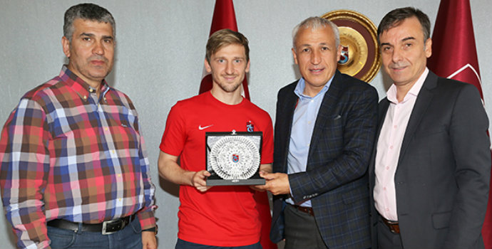 İki futbolcuyla yollar ayrıldı!