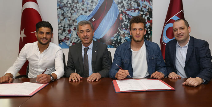 İki genç imzayı attı