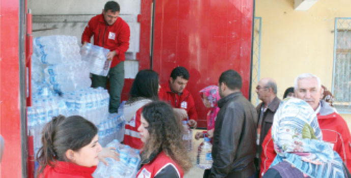 Kızılay 7 ton su dağıttı