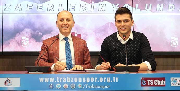 Okay Yokuşlu törenle imzayı attı