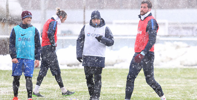 Trabzonspor kar altında çalıştı