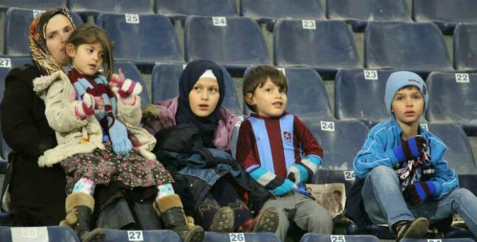 Tribündeki aileye anlamlı hediyeler